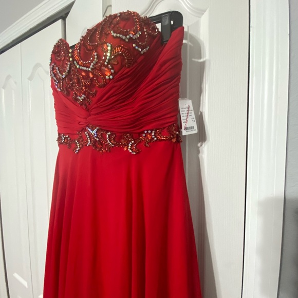“Camille La Vie” Red Chiffon Embellished Sweetheart neckline gown. - Picture 3 of 9